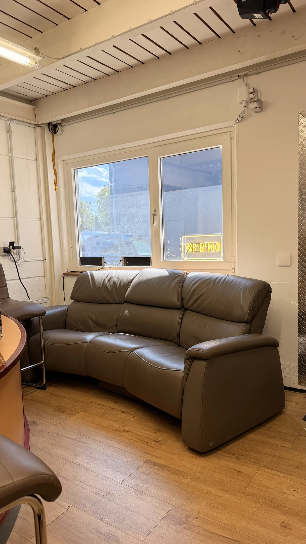 Beheizter Wartebereich mit Ledersofa für Kunden